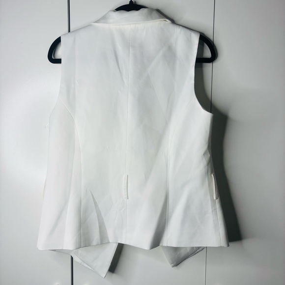 Elegant White Sleeveless Blazer Jumpsuit - Picture 4 of 10